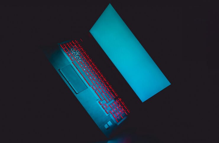 Notebook en la oscuridad.