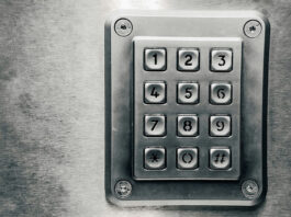 Riesgos de claves únicas, uso de 2FA y password managers como defensa esencial Imagen que representa un teclado numérico.