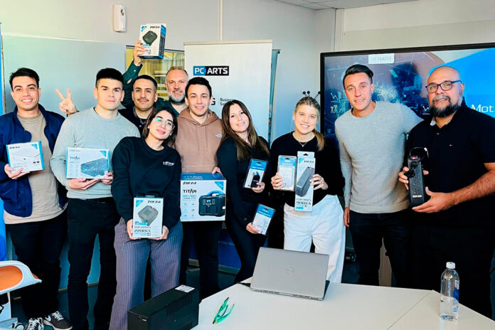 Representantes de los teams de Forza y PC ARTS posan juntos tras firmar acuerdo de distribución.