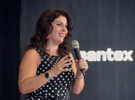 Milagros Miceli durante el conversatorio sobre inteligencia artificial y explotación laboral en Buenos Aires.