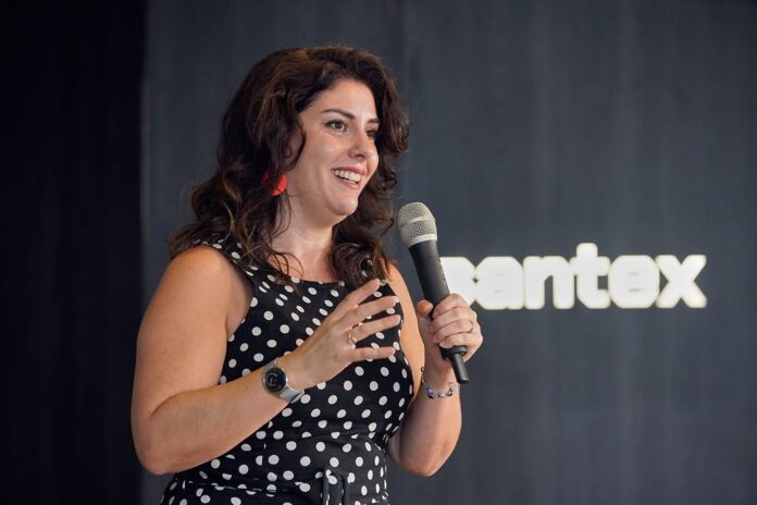 Milagros Miceli durante el conversatorio sobre inteligencia artificial y explotación laboral en Buenos Aires.