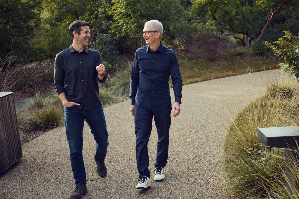 John Ternus y Tim Cook, CEO designado y saliente de Apple.